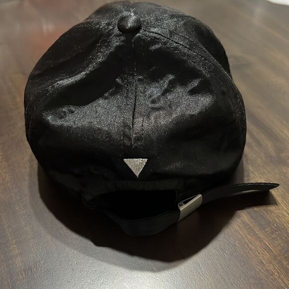 Guess womens cap   - Picture 2 of 4